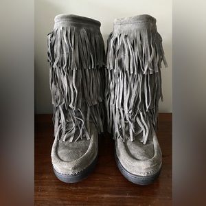 Manitobah Mukluks Woman's Suede Buffalo Dancer Grey Fringed Sz 8 NEW!